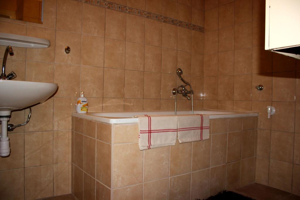 Veva Apartman - Eger Maganszallashely ภายนอก รูปภาพ