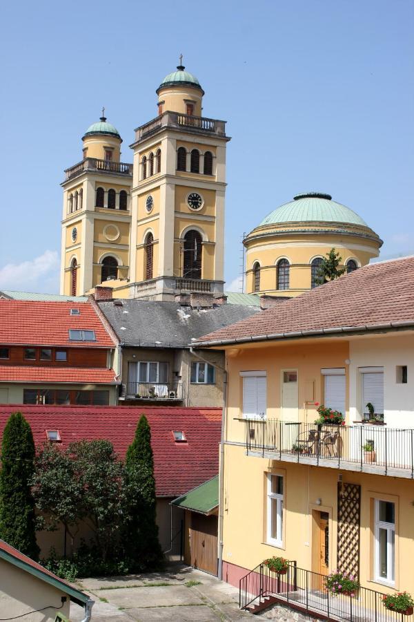 Veva Apartman - Eger Maganszallashely ภายนอก รูปภาพ